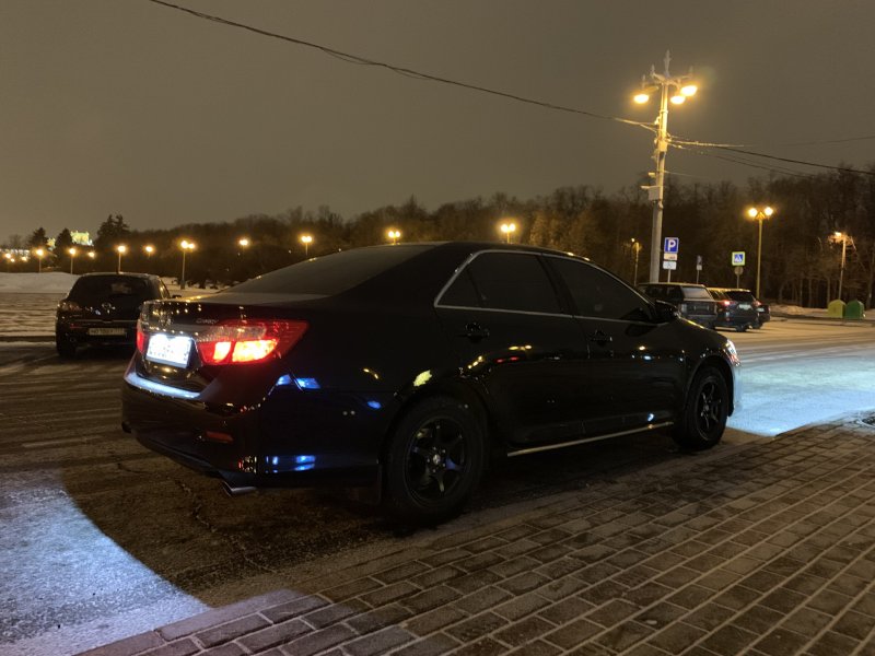 Черная Камри 50 ночью