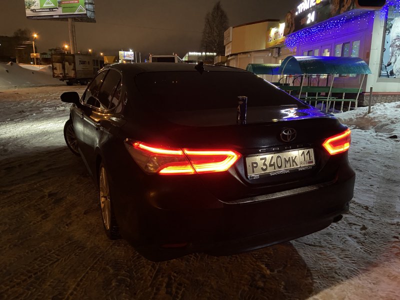 Черный Тойота Камри с мигалками