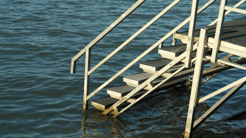 Лестница для спуска в воду с пирса
