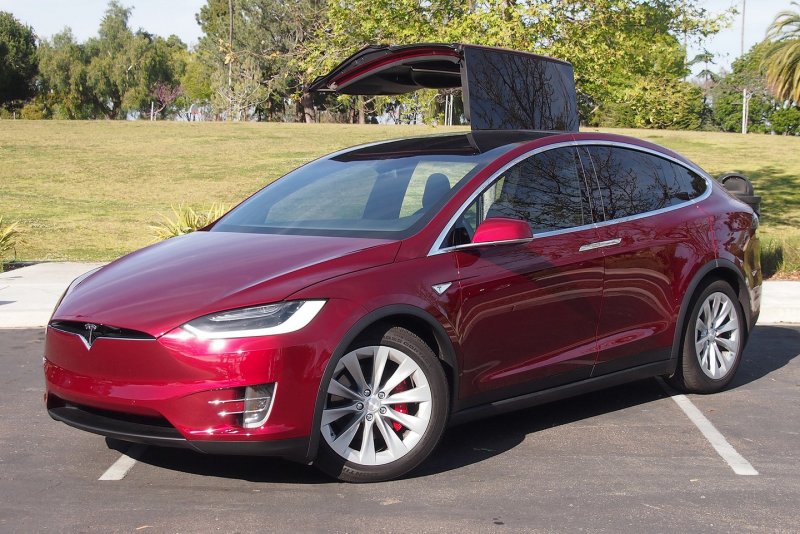 Автомобиль Tesla model x