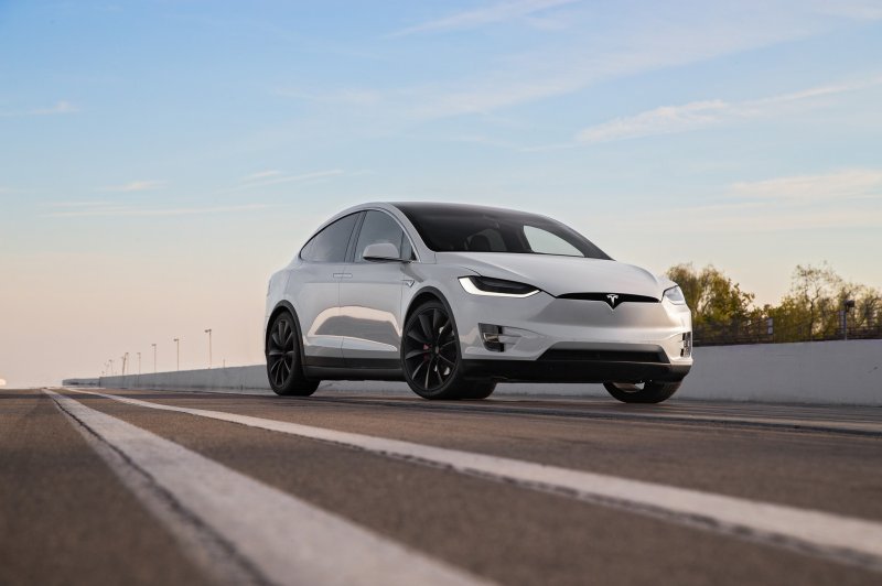 Машина Tesla model x
