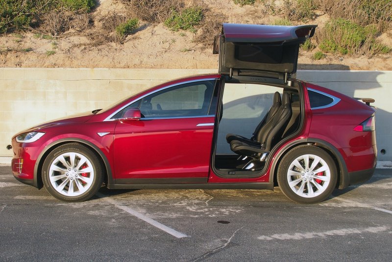 Машина Tesla model x
