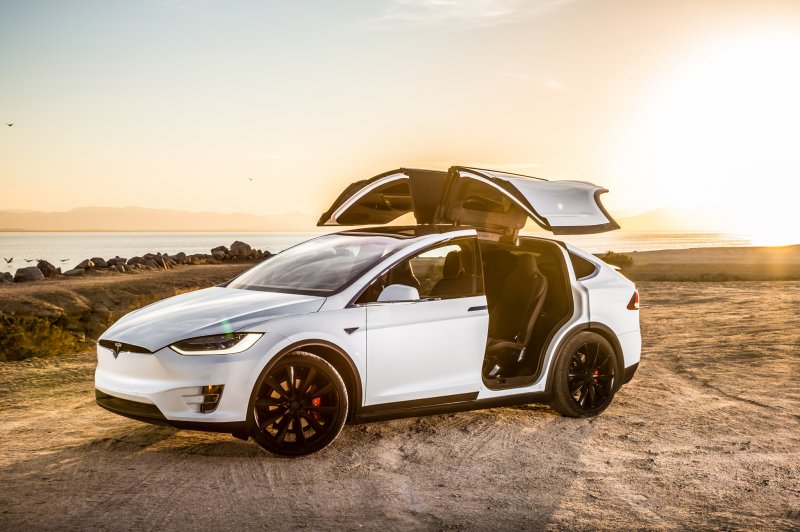 Автомобиль Tesla model x