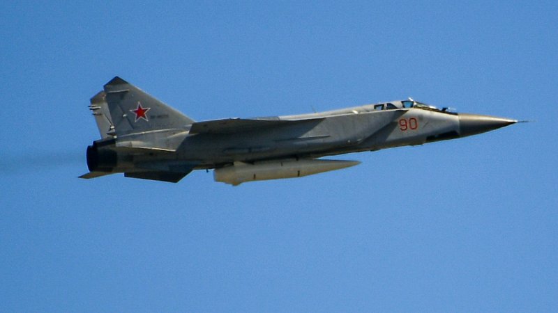 Истребитель миг-31 с гиперзвуковой ракетой кинжал
