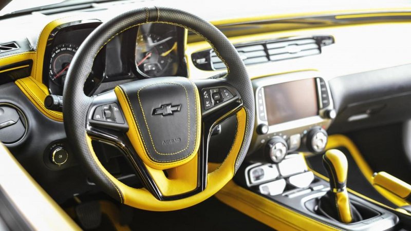 Chevrolet Camaro желтый салон