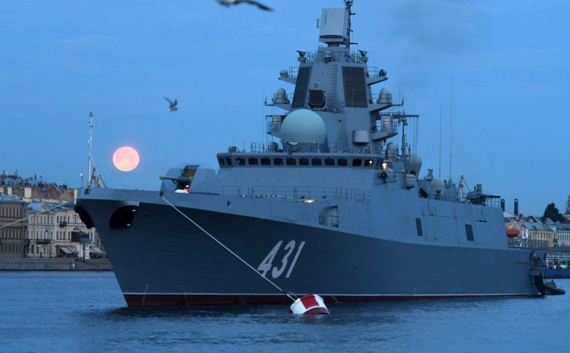 Флагман — Гвардейский ракетный крейсер проекта 1164 «Варяг».