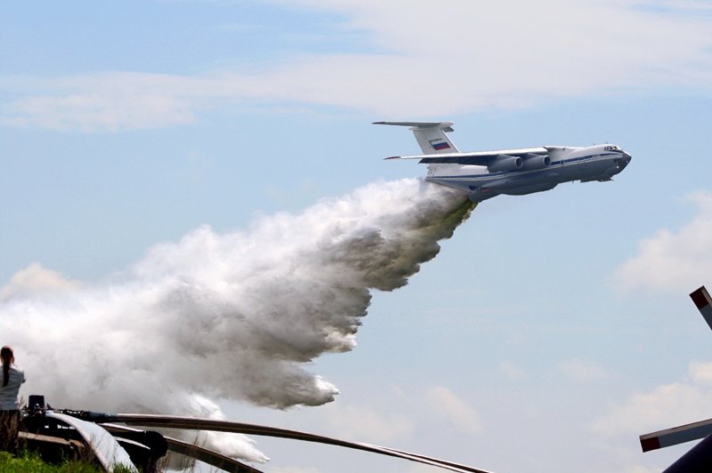 Пожарный самолет ил-76