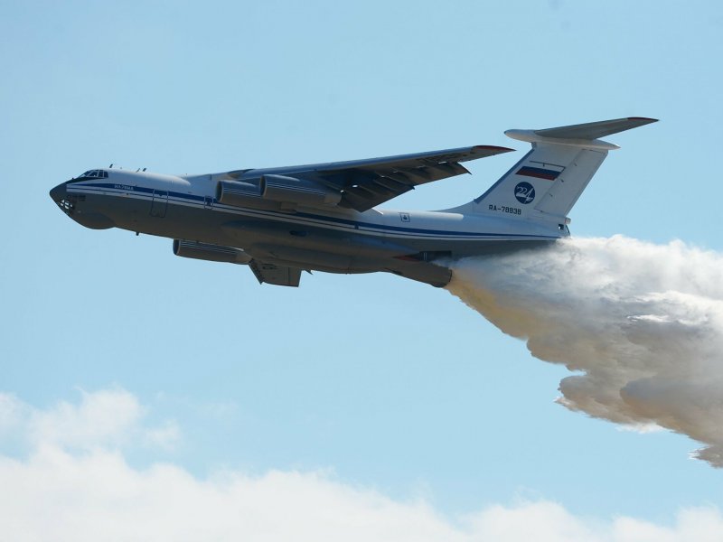 Пожарный самолет ил-76