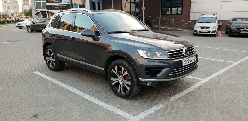 Volkswagen Touareg 2016 серый