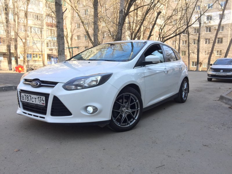 Форд фокус 3 хэтчбек белый r17