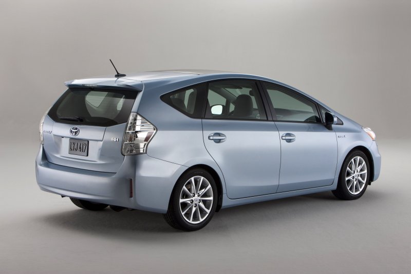 Toyota Prius v Plus 2017