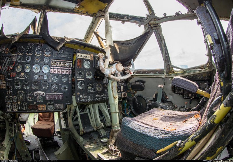 АН-8 кабина пилотов