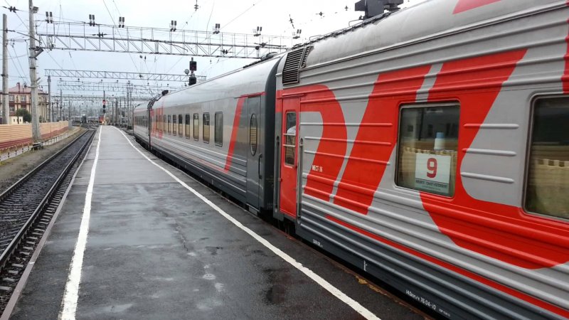 Пассажирский поезд на станции