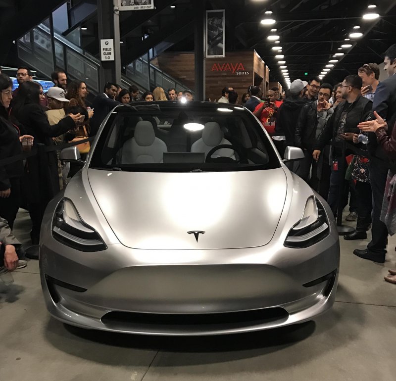 Машина Tesla model 3