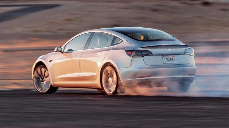Автомобиль Tesla model 3