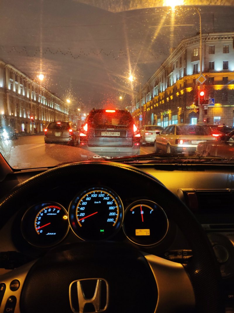 Вид ночного города из машины