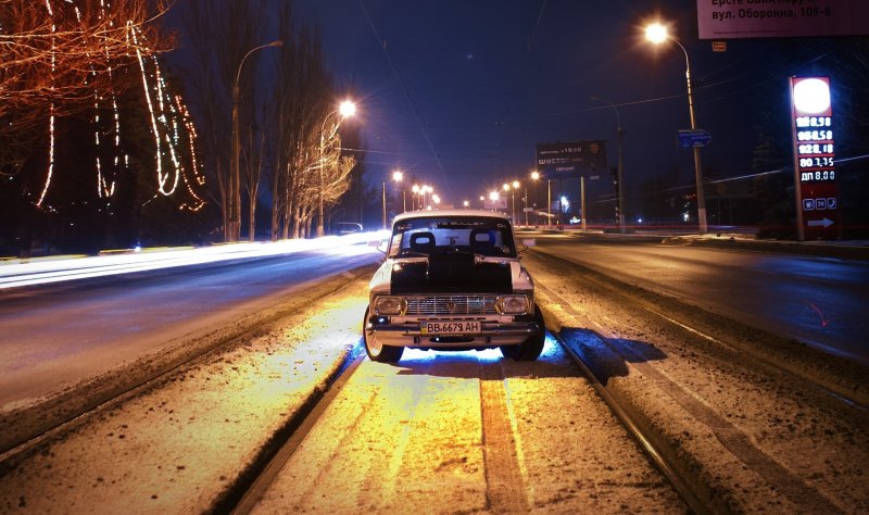 Автомобиль зимой ночью