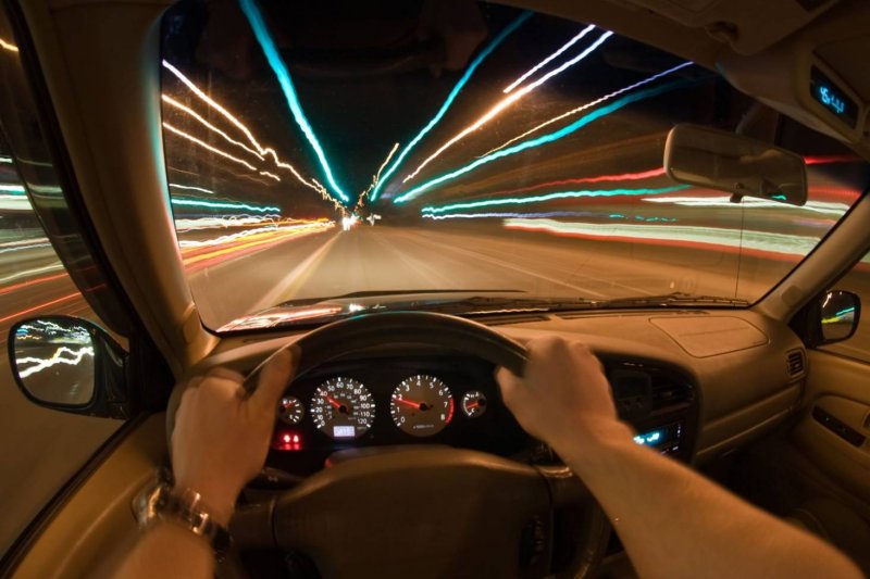 Вид из салона автомобиля на дорогу