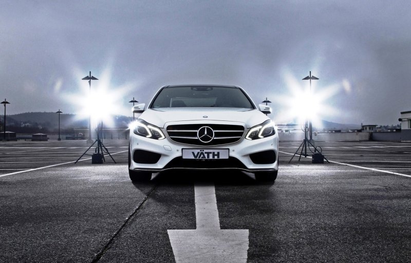 Mercedes Benz w212 белый по дороге