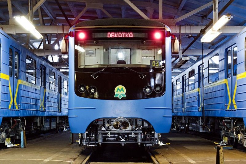 Киевское метро поезда