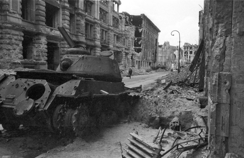ИС-2 В Берлине 1945
