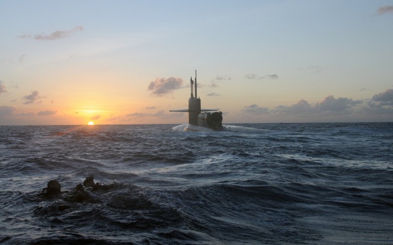 Подводная лодка в море