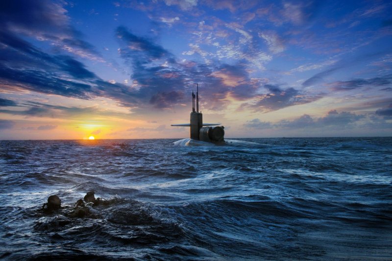 Подводная лодка в море