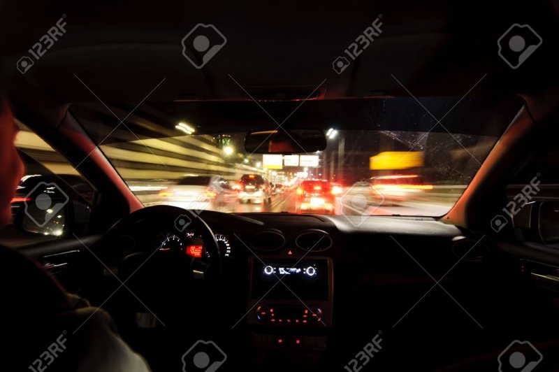 Вид из салона автомобиля с заднего