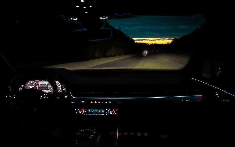 Вид из салона автомобиля на ночной город