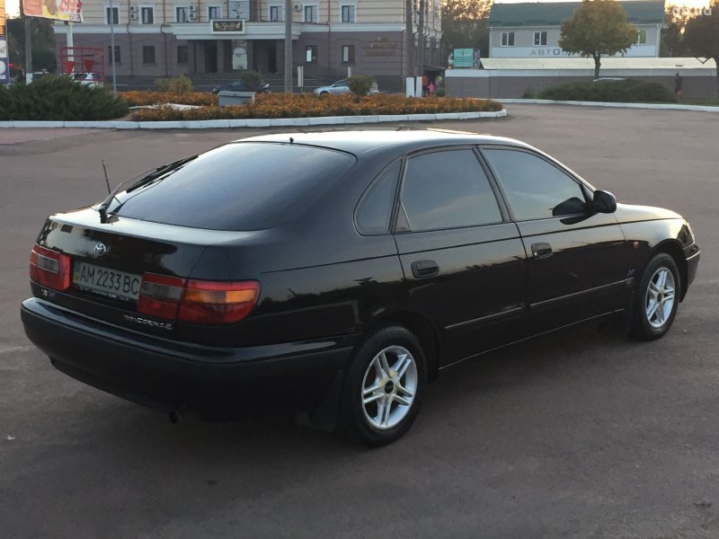 Toyota Carina e черная