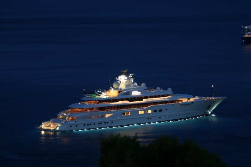 Яхта Dilbar ночью
