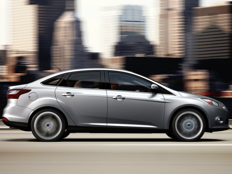 Ford Focus 3 седан сбоку