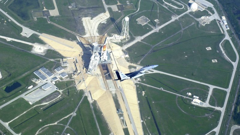 Самолет из космоса