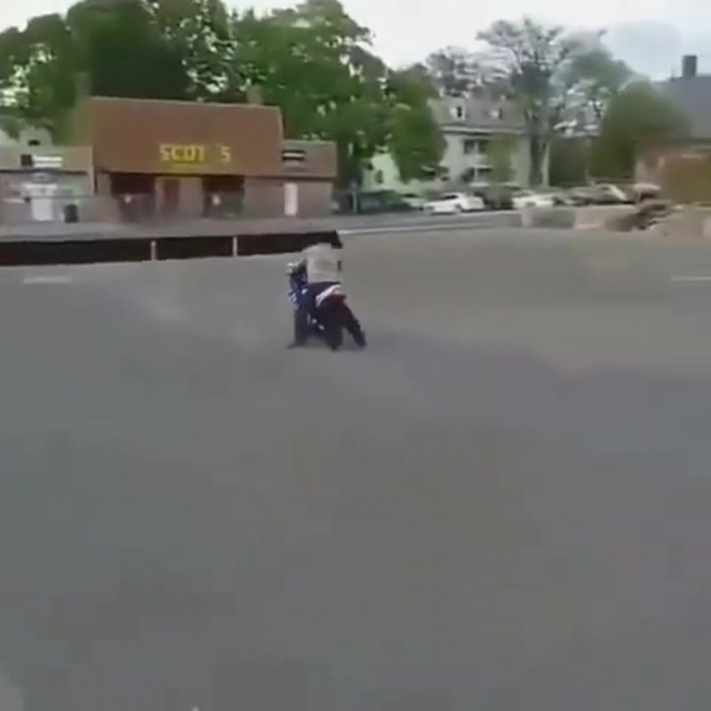 Спортивный мотоцикл в гараже