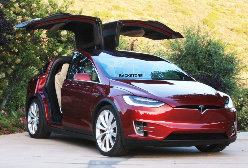 Tesla model x красная