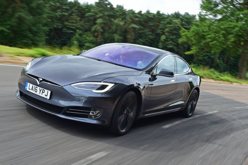 Tesla модель s 2020