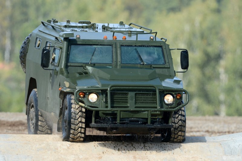 Военный броневик тигр