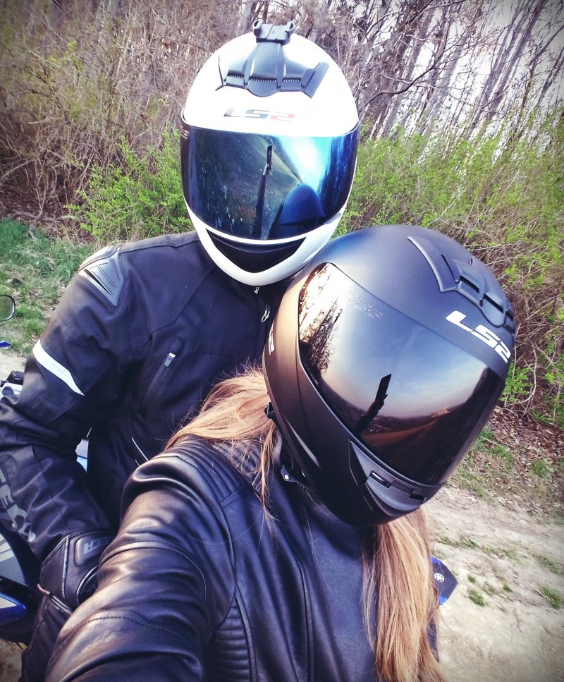 Парень с девушкой в шлемах
