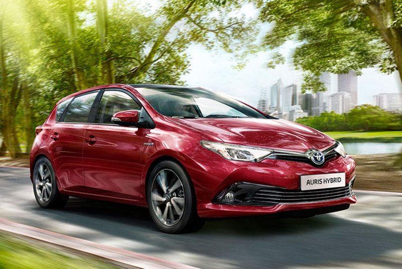 Toyota Auris Hybrid 2017 красный