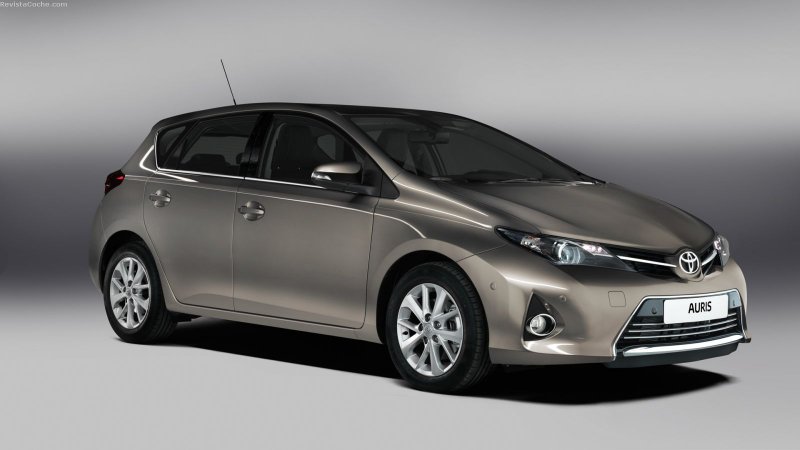 Toyota Auris золото
