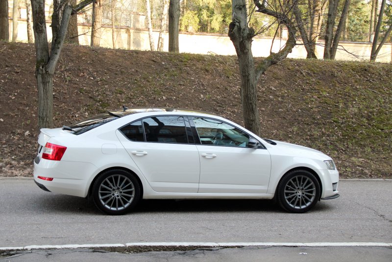 Белая Skoda Octavia a7 r18