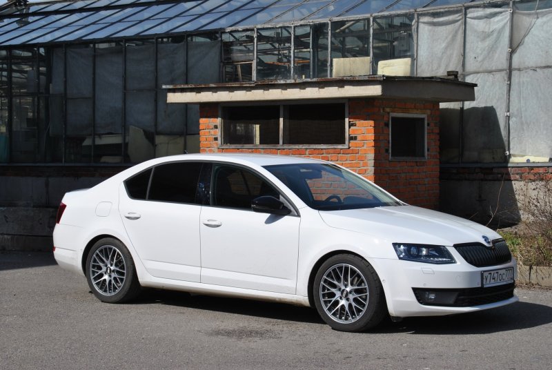 Skoda Octavia a7 белая r17