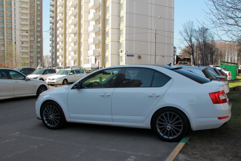 Skoda Octavia белая а7 диски р19