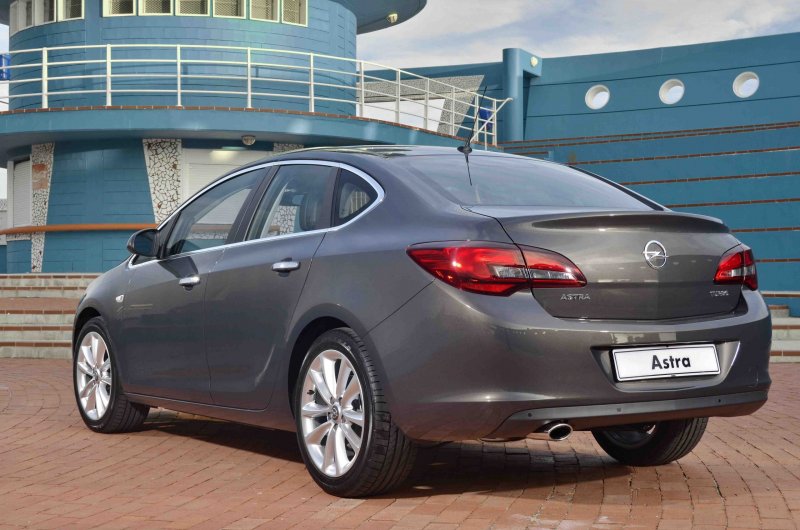 Opel Astra GTC 2014 белая