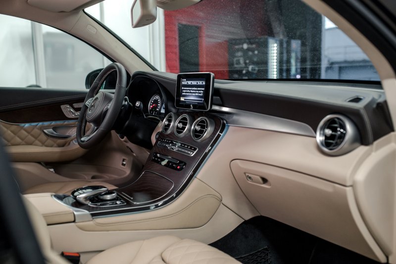 GLC Mercedes 300 2020 бежевый салон