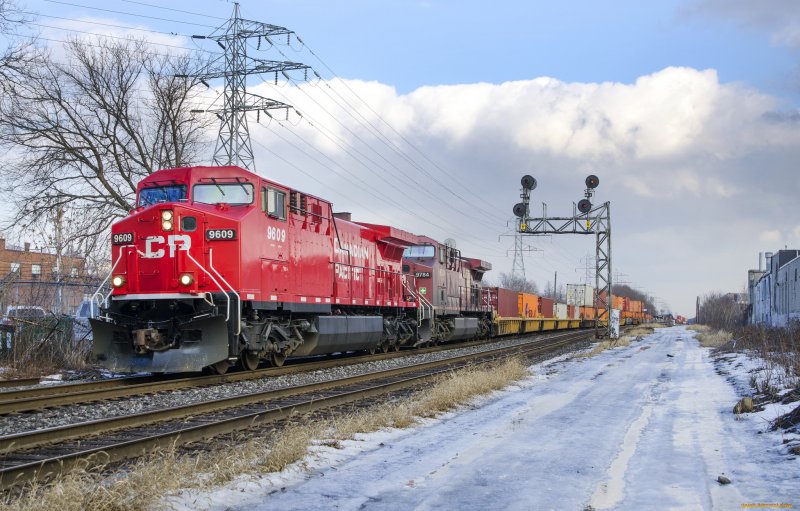 Фирменный поезд Ямал 012я