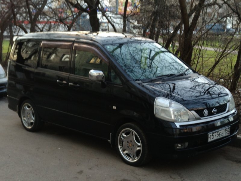 Nissan Serena c24 черная