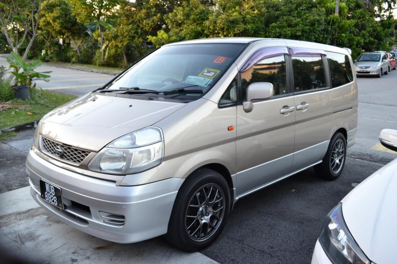 Nissan Serena c24 фиолетовый