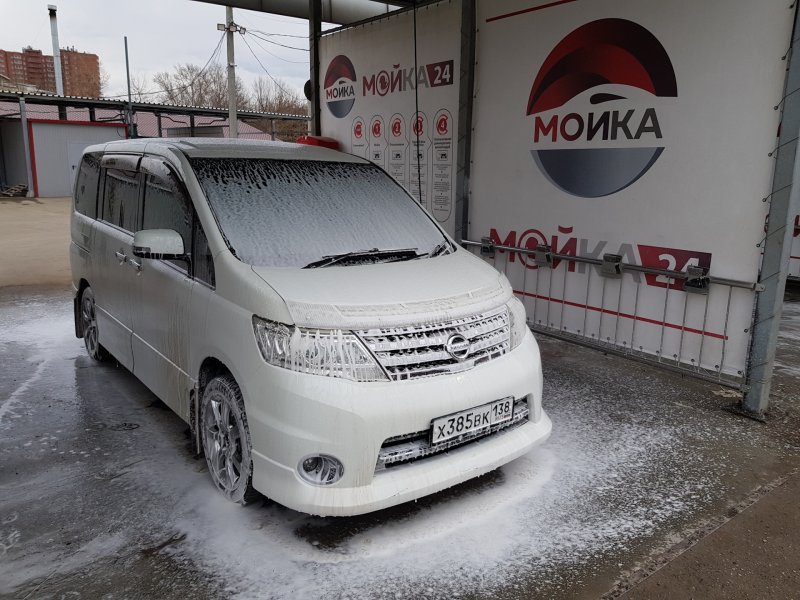 Nissan Serena c24 чёрный с высокой крышой
