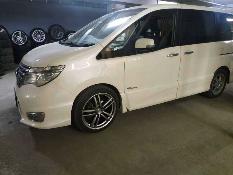 Nissan Serena c24 черная